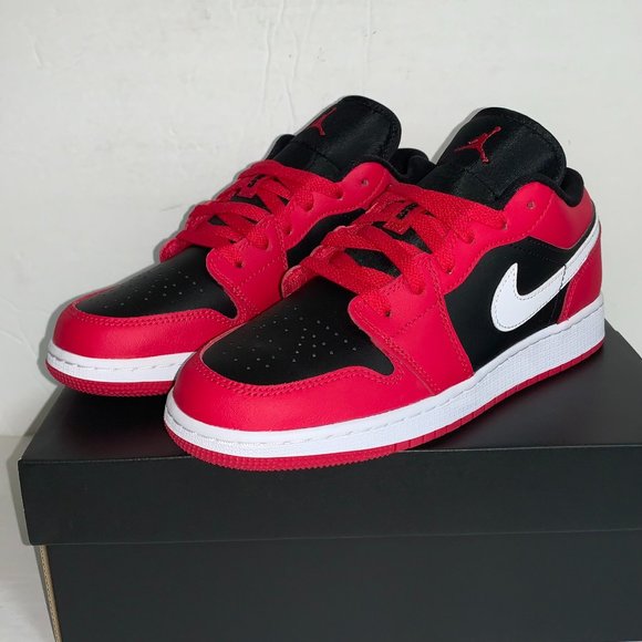 Jordan 1 Low Black Very Berry GS 7Y/8.5W - Picture 2 of 6